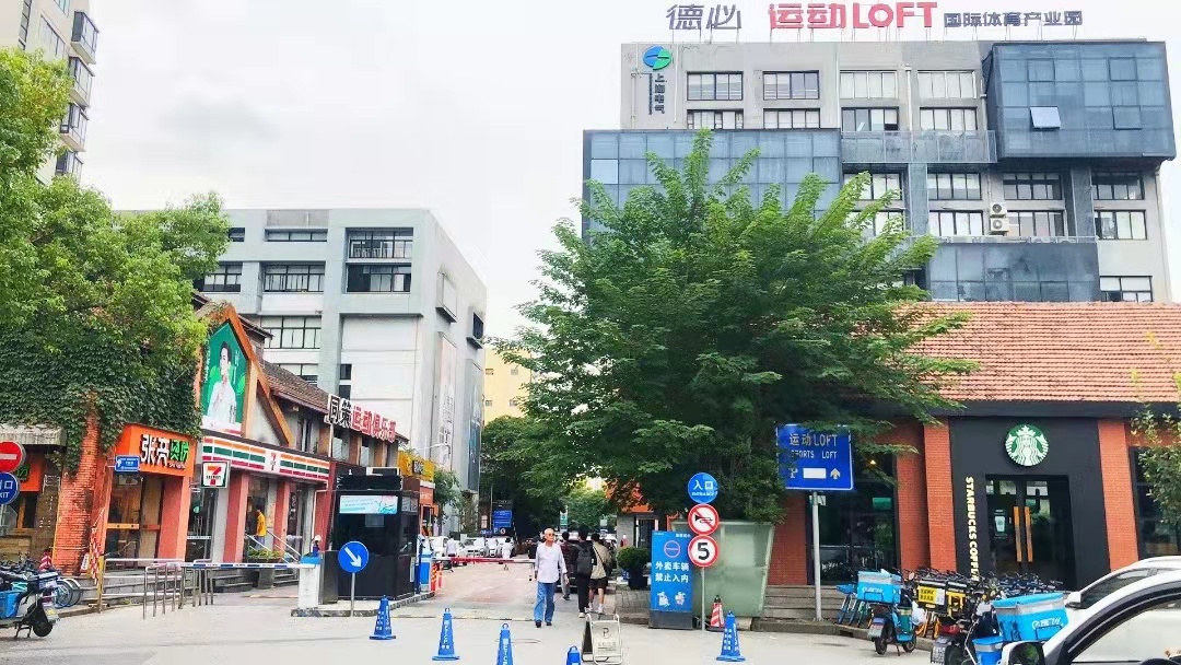 虹口足球场 德必运动loft 200平精装复式 算单层面积 办公室选址(图2)