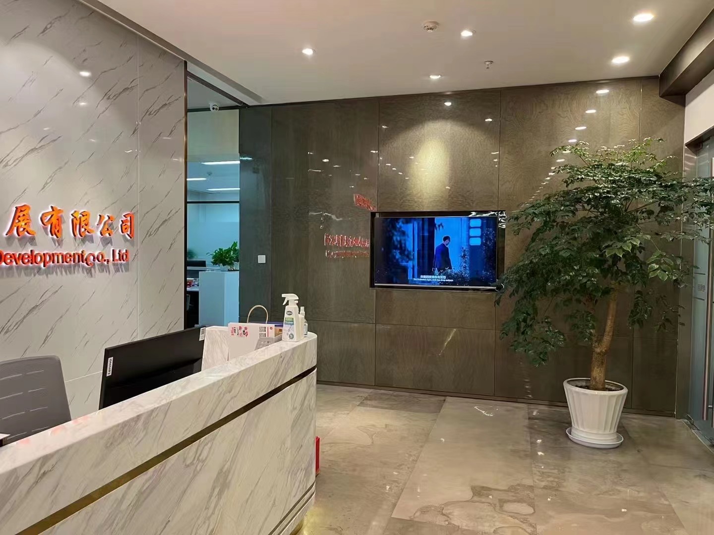 上海绿地中心一期 龙华中路 写字楼出租 精装修带家具  300平(图1)